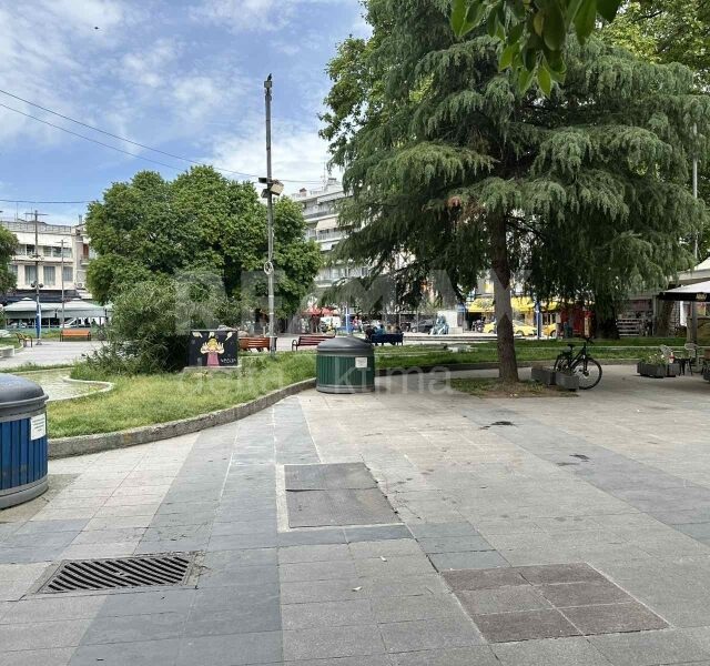 1112-70237578.jpg