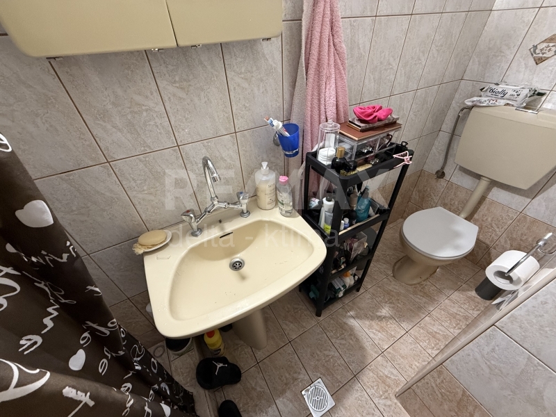 1099-76808750.jpg