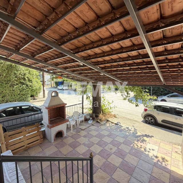 1099-90582779.jpg
