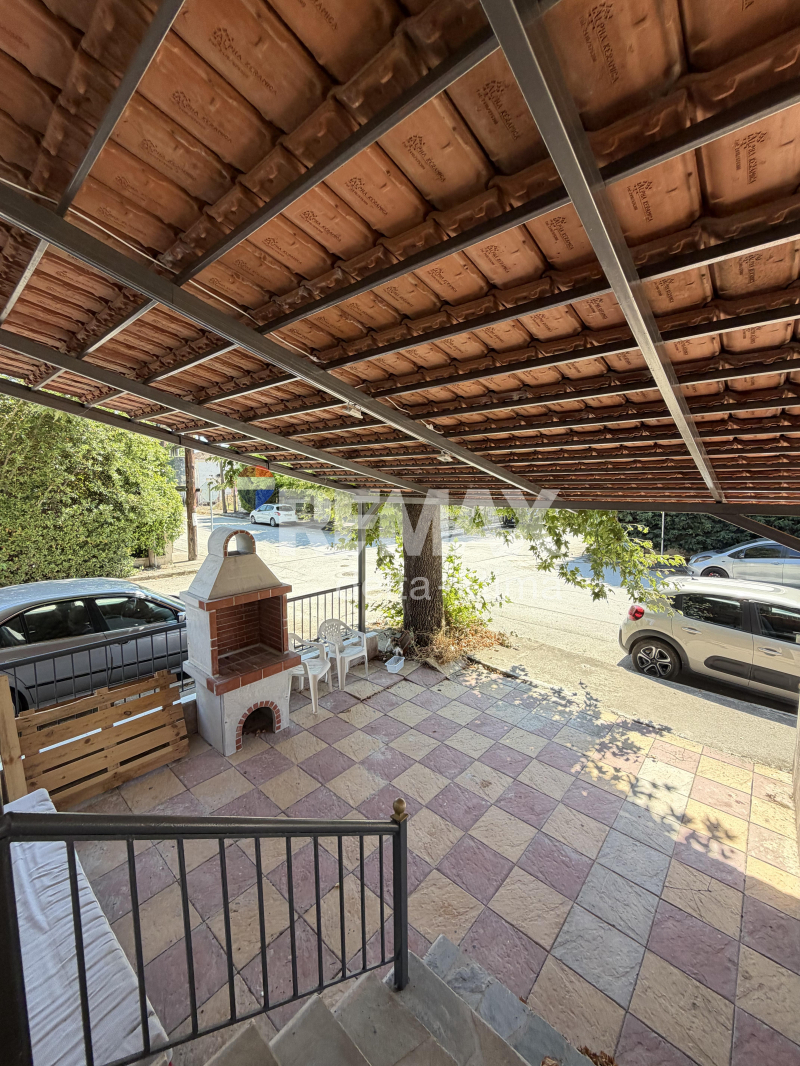 1099-90582779.jpg
