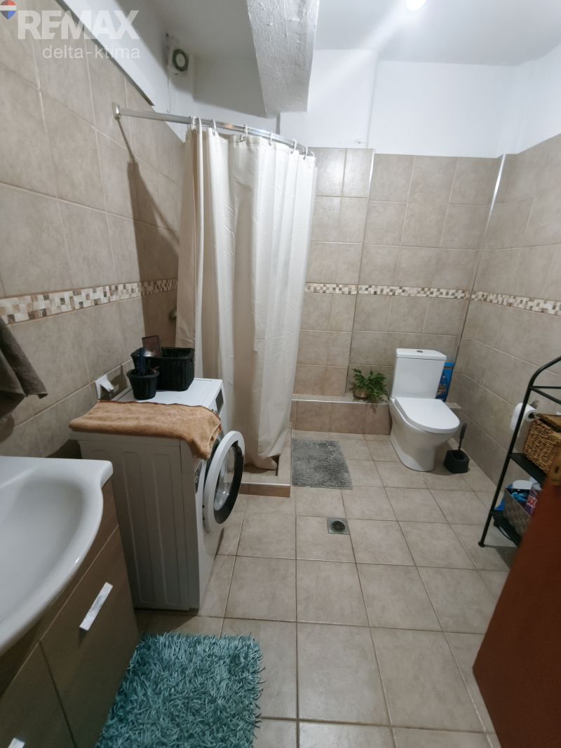 1121-9349353.jpg